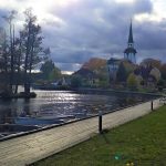 Vy över kyrkan och båthamnen